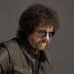 Just Now! Heartbreaking News: Jeff Lynne Mourns the Loss of his wife and family in a Devastating House Fire…..